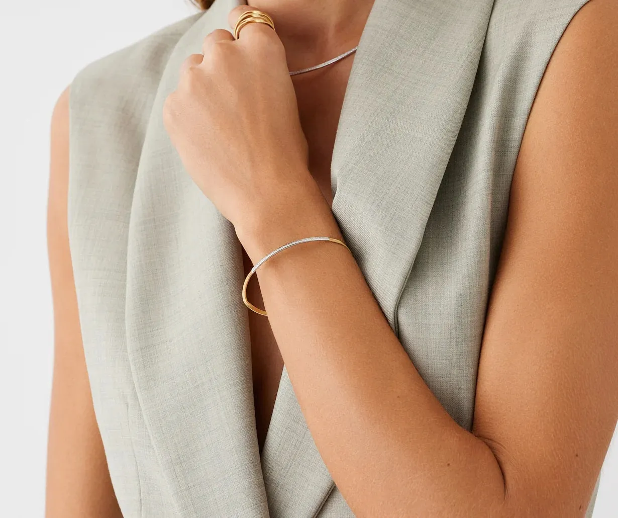 18K YELLOW GOLD BANGLE WITH DIAMOND BAR FROM THE MARRAKECH COLLECTION