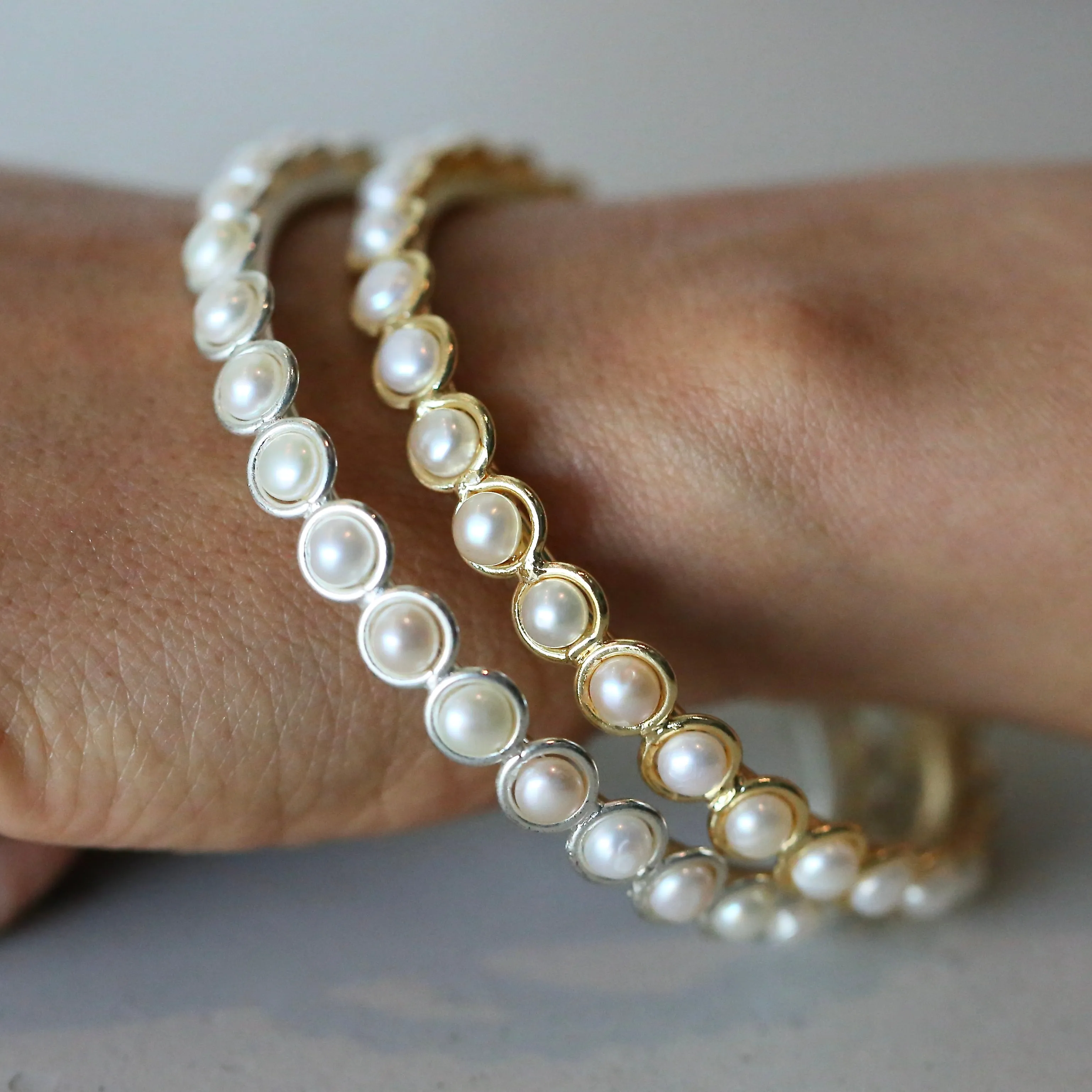 226-01-S| FULL PEARL BEZEL BANGLE ON SILVER