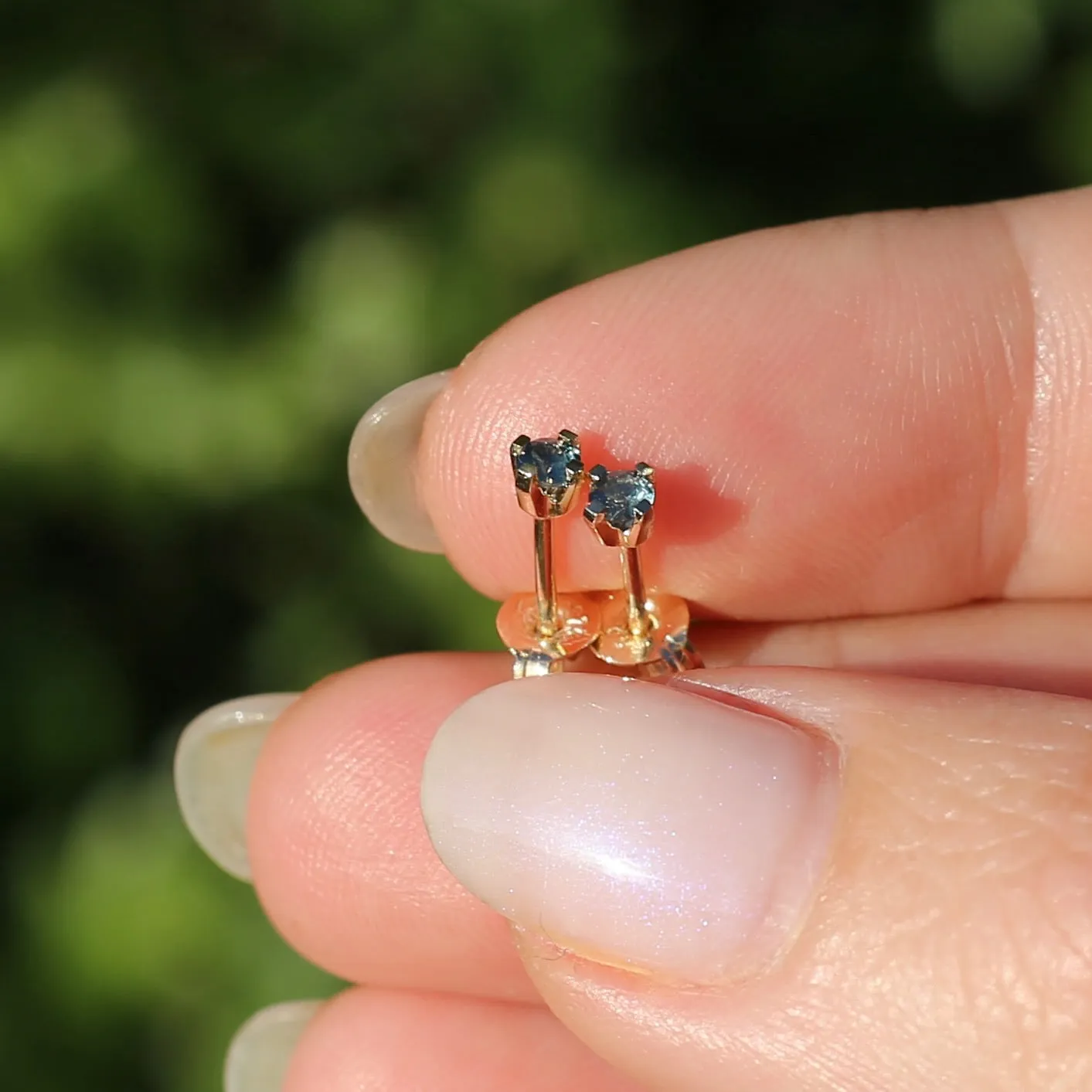 2.7mm Parti Stud Earrings, Iris Blue, 4 claw 9ct Yellow Gold