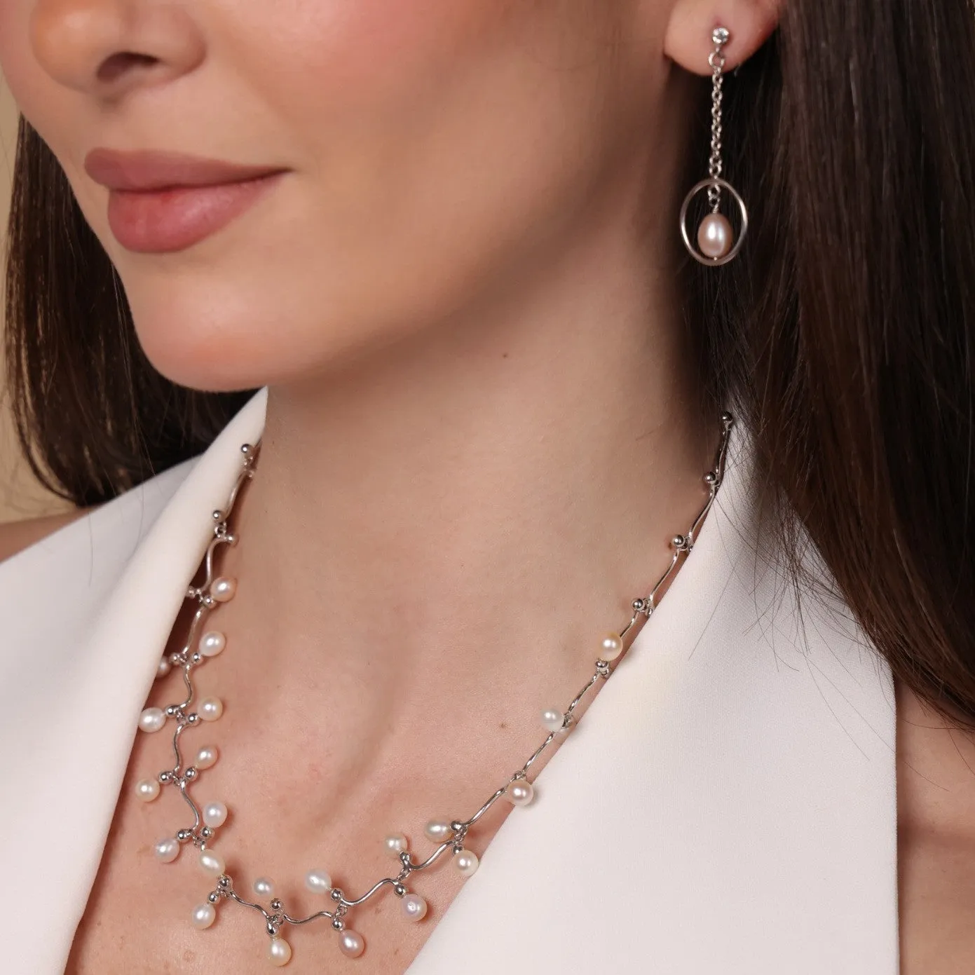 Elegant Pearl Bloom Necklace