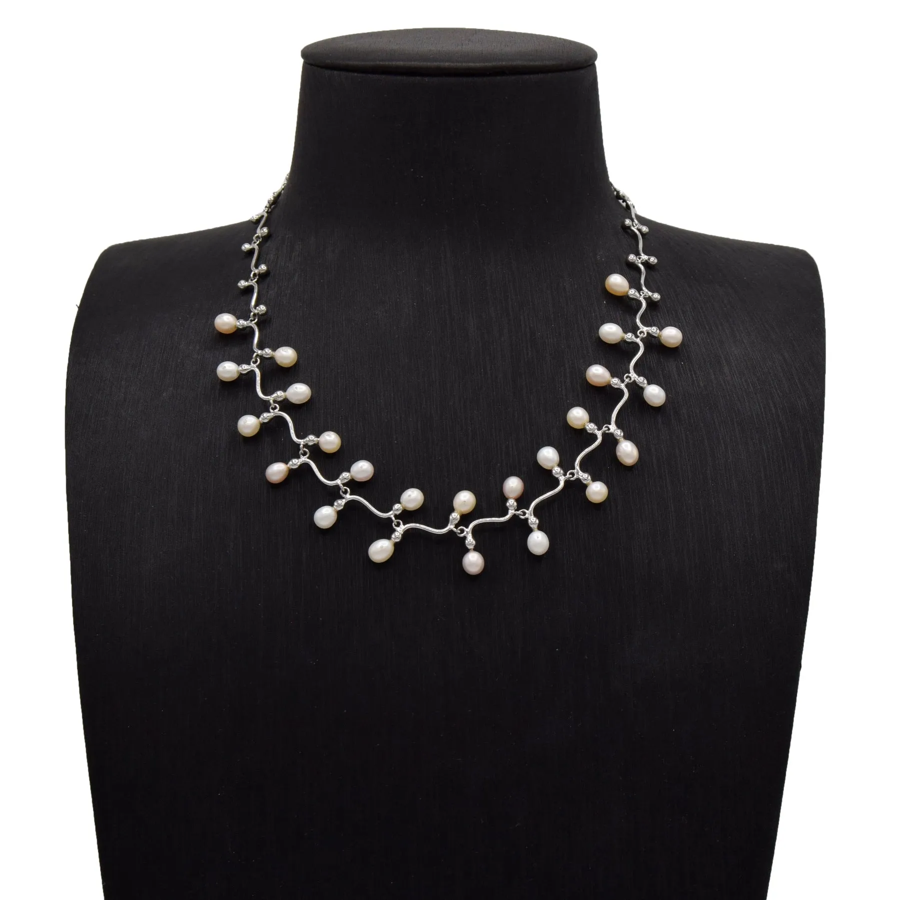 Elegant Pearl Bloom Necklace