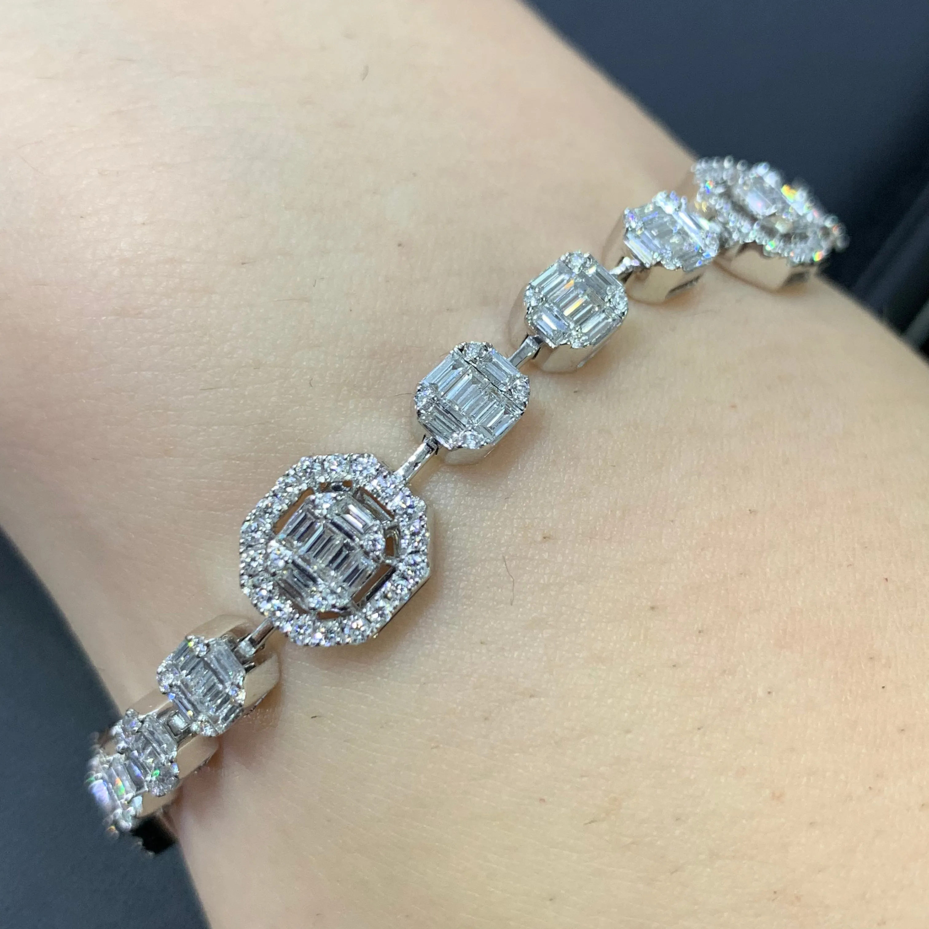 VVS/vs high clarity diamonds set in a 18k White Gold Octagon with a Halo Link Bracelet (VVS baguettes)